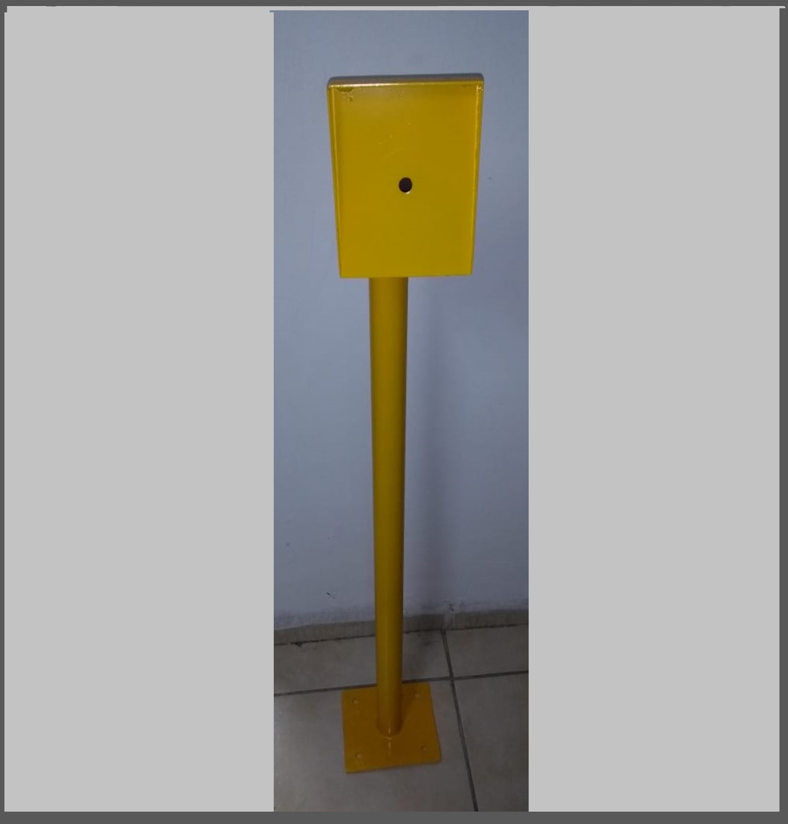 Pedestal para lector de control de barrera vehicular